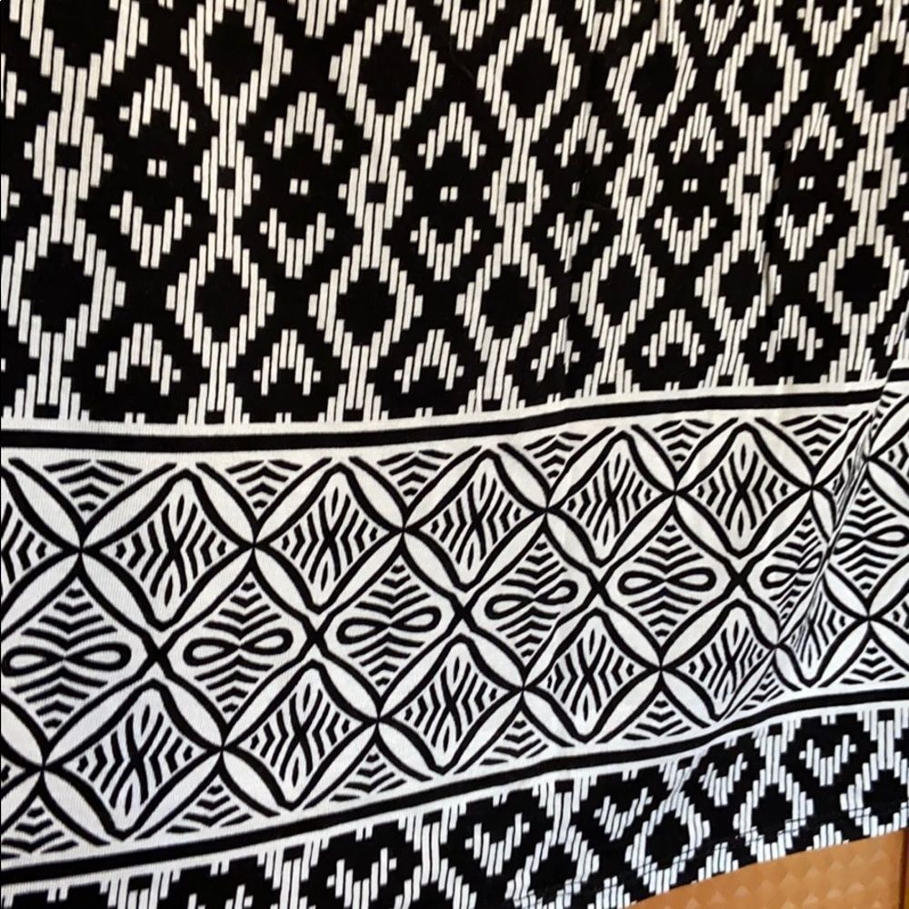 *free with purchase* Max Studio black and white midi skirt - Picture 4 of 4